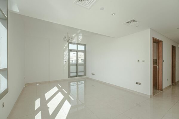 Bright and spacious white room interior with natural light and minimalist design, ideal for real estate presentations.